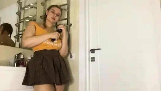 Ein molliges mädchen in einem collegerock fickt sich