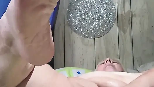 Bacaklar dildoların içeri girerek genişlesine açılıyor