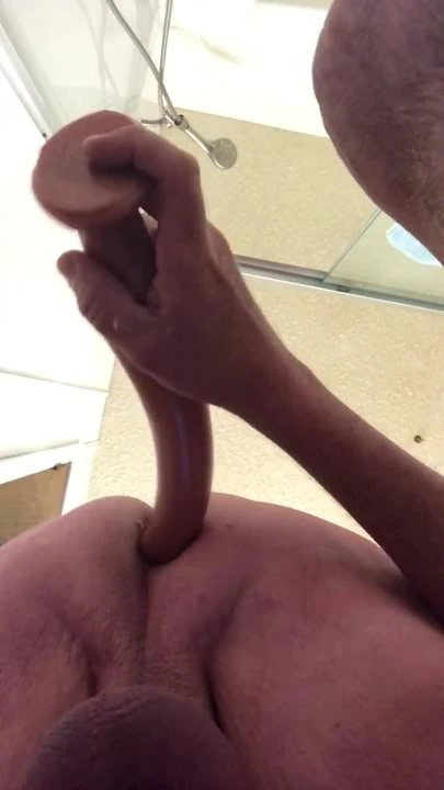Un pie de largo se desliza por el culo de la esclava de castidad