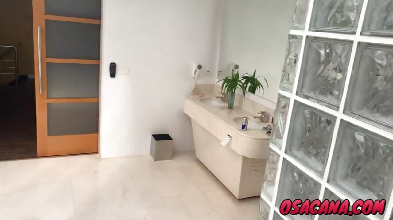 欲望を込めて彼女の尻を突く