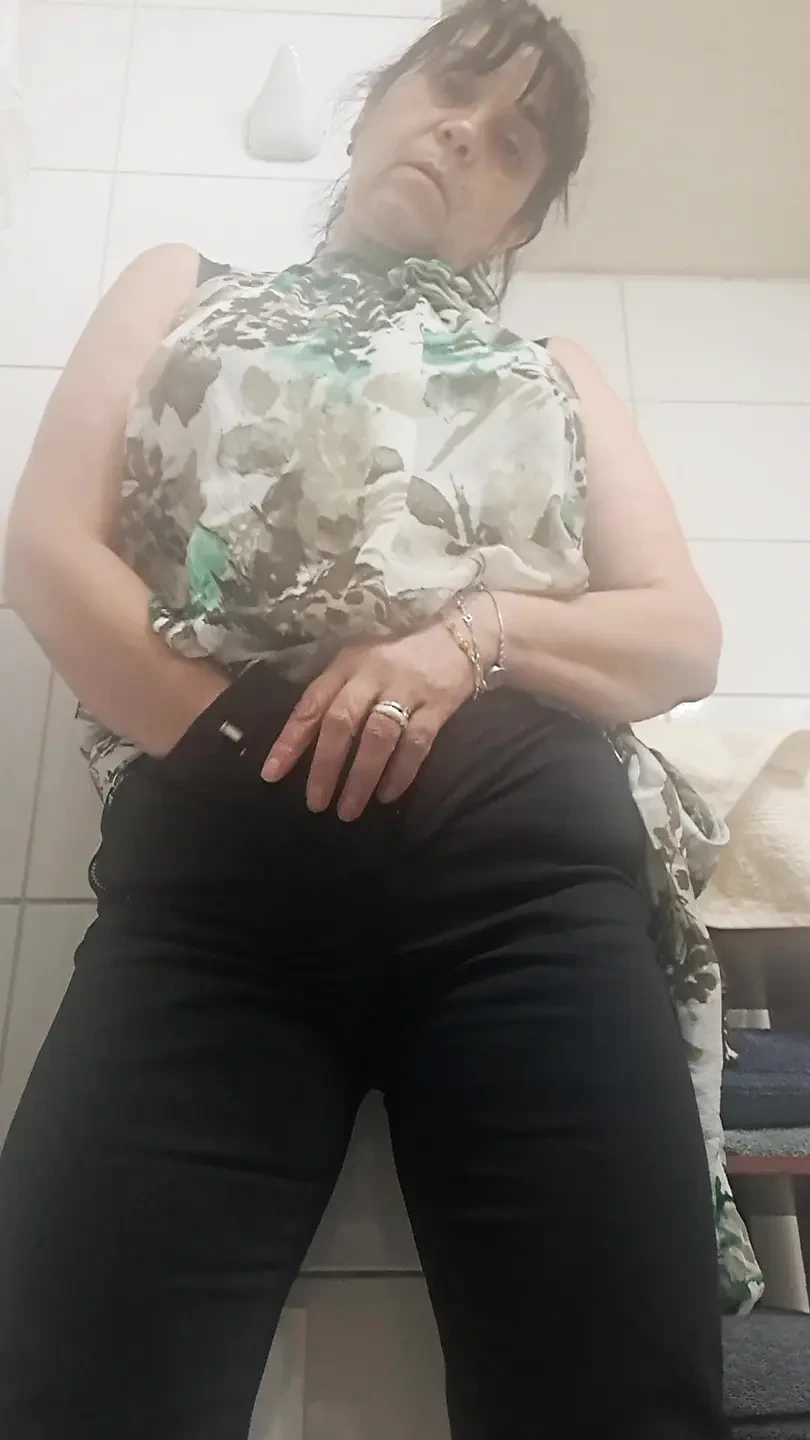 在快速浴室的激情时刻