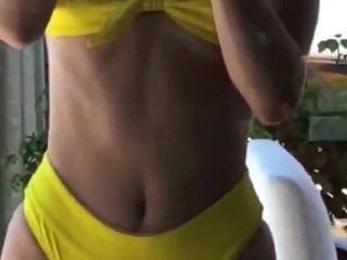 Kendall j enner bộ bikini màu vàng