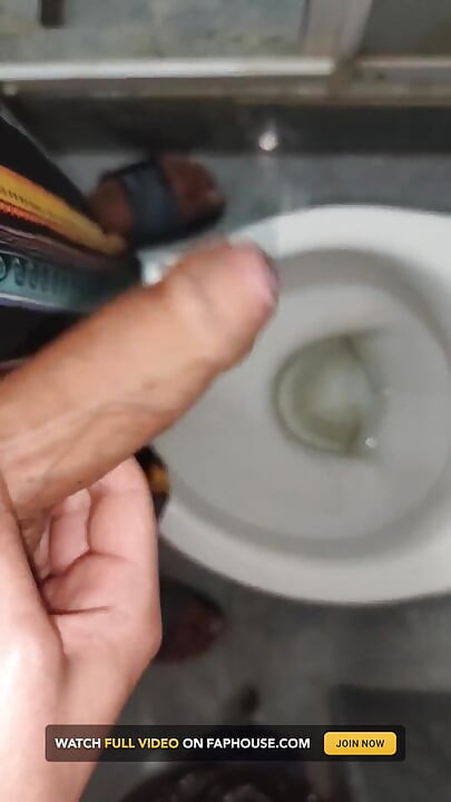 Kembar cantik melancap dalam tandas
