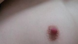 Jugando con las tetas naturales de los adolescentes