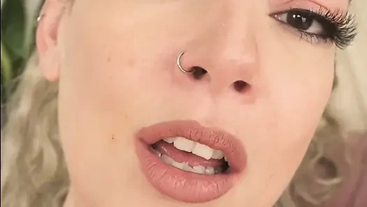 Giantess Memasang Perangkap Kecil