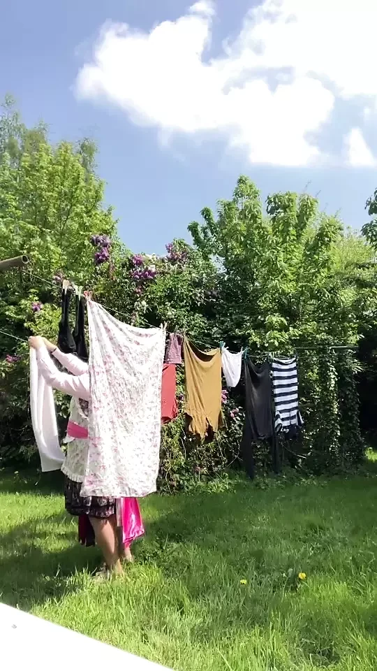 Bir gün için bahçe kıyafeti ve çamaşır asmak için.