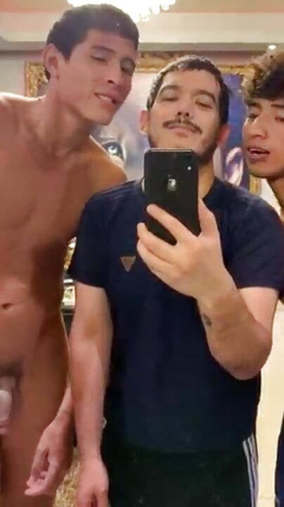 Bain chaud ! De 2 Latinos curieux finit dans un anal profond avec un épais !