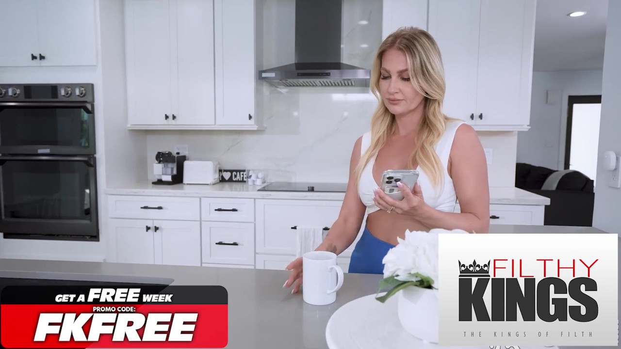 継母と彼女の巨乳の親友と性交することになった