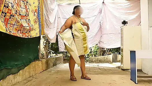 Beyaz Hintli giyinmiş tatlı kız seksi vücudunu gösteriyor, tamamen çıplak
