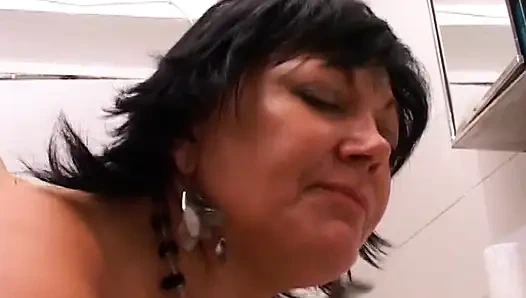 Muskulöser hengst lädt pralle, ravenhaarige frau francesca Torri ein, wc zu besuchen, um ihre haarige möse zu knallen