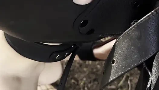 Yavru kız açık havada yürüyor, yarak emiyor