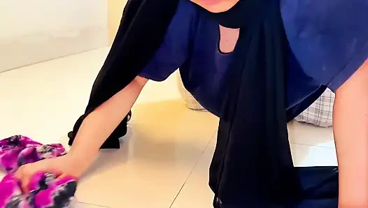 Büyük yuvarlak götlü Müslüman seksi üvey anne çay masasının içine sıkıştı ve yabancıdan anal sikiş istiyor - geniş amcık