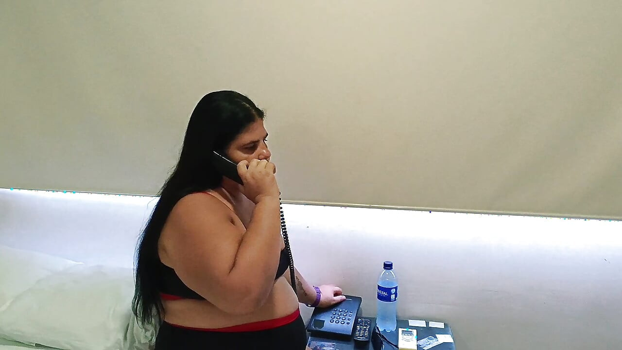 Büyük götlü latin turist otel çalışanı tarafından sert sikiliyor.