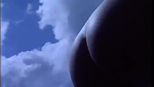 Невинная на вид блондинка предпочитает волосатую грудь