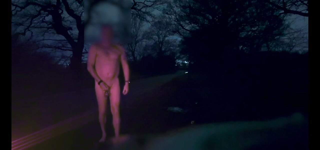 赤腳扭動在兩個地點裸體打手槍