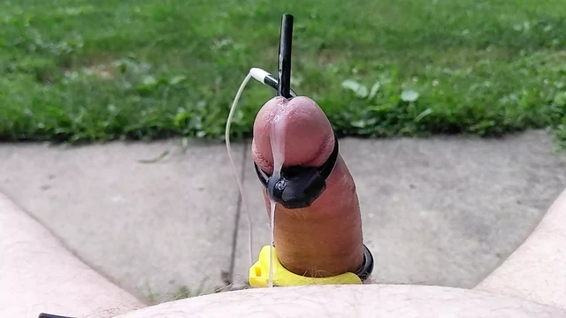 Outdoor cumshot - estim