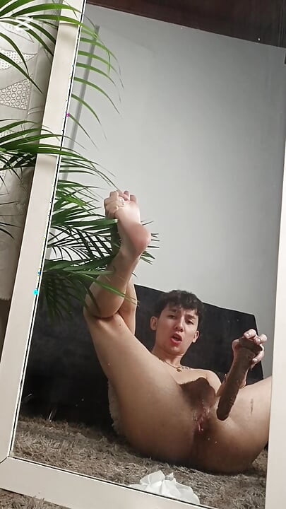 Twink mengongkek pantatnya dengan dildo besar dan melancap zakar besarnya sehingga pancut