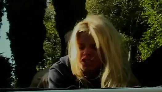 Klassische blonde MILF reitet großen schwanz im garten