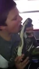 Lambendo gostoso os tenis dos amigos da escola