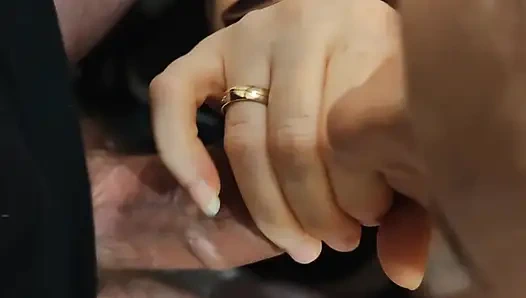 Büyük göğüslerime boşalıyor