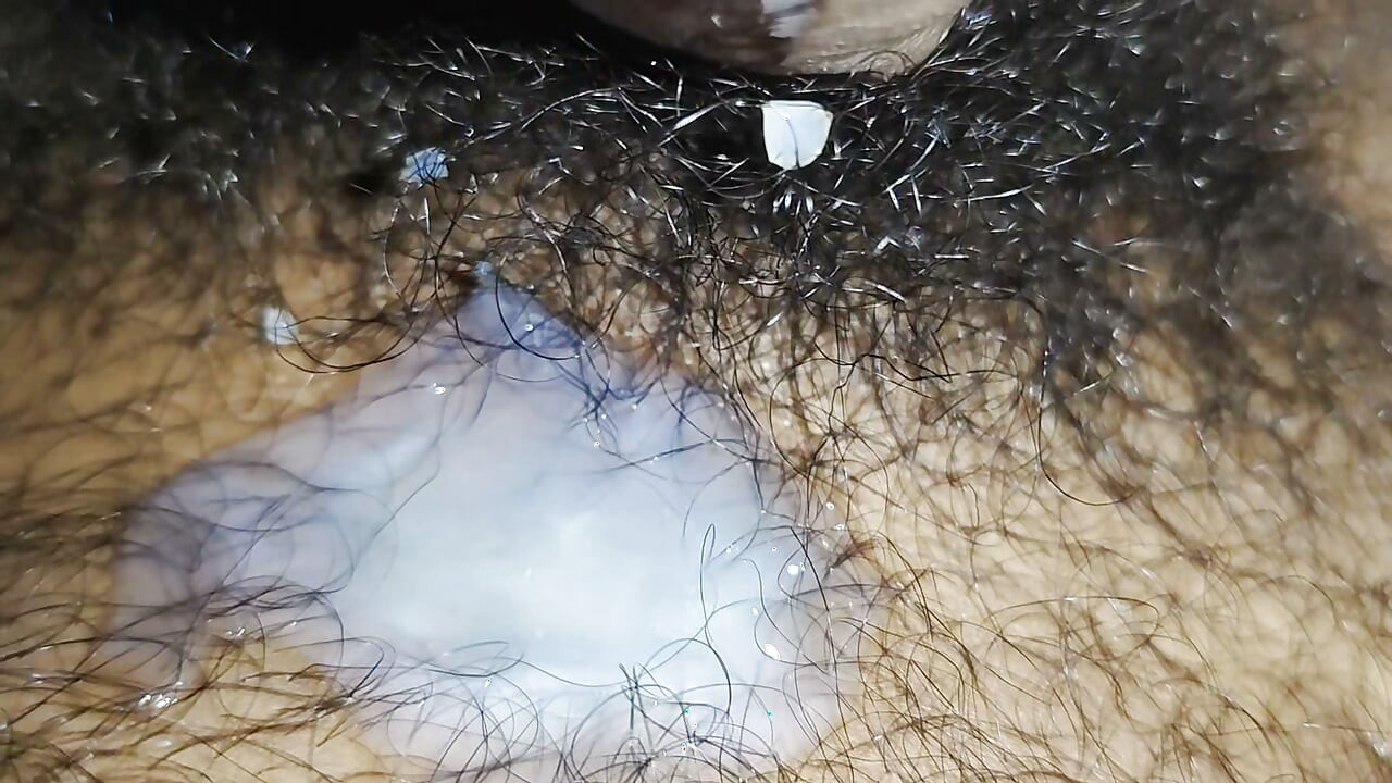 Masturbation et éjaculation d'un garçon de village indien à la grosse bite noire après s'être branlé