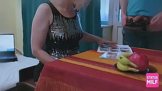 Aç olgun milf için spermle ıslatılmış üzüm