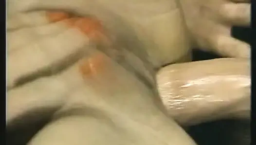 Sıska kaltak iki sikiş deliğini büyük yarak darbeleri ile parçalatıyor