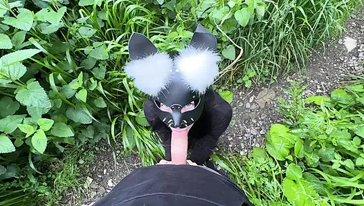 Bir yabancıyı mastürbasyon yaparken yakaladım ve ona parkta lezzetli bir sakso çektim.
