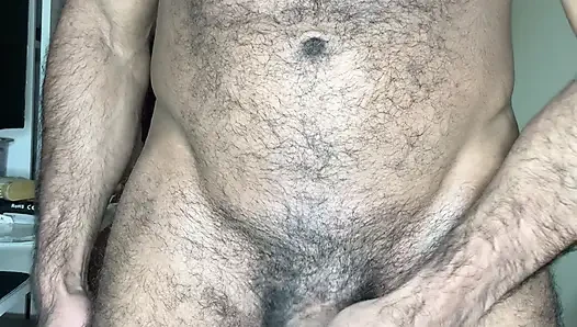 Fitness zencisi adam kaslarını gösteriyor ve boşalıyor