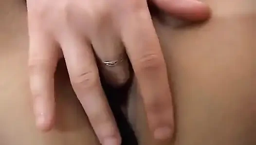 Büyük memeli İtalyan amatör sürtük binmek için sert bir yarak arıyor