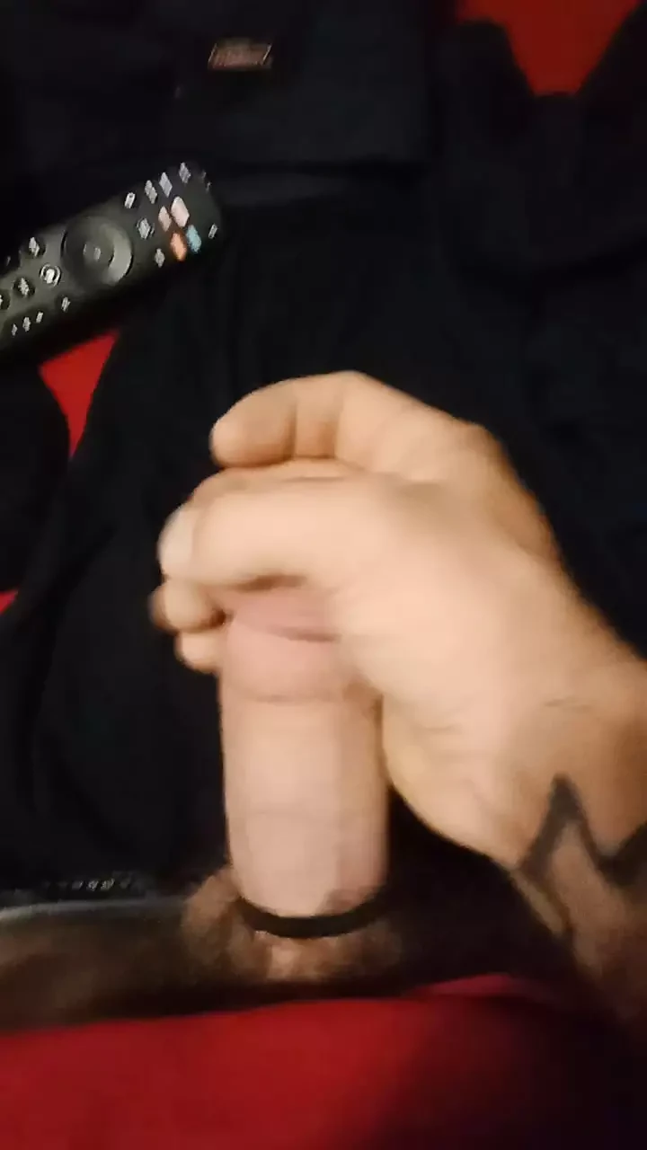 Ragazzo bisex che si masturba il suo cazzo solido come la roccia