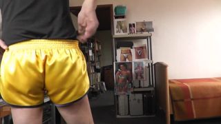 穿着gelb的性感缎面短裤