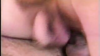 Un jumelle excité chevauche un homme à la bite poilue dehors après une masturbation intense