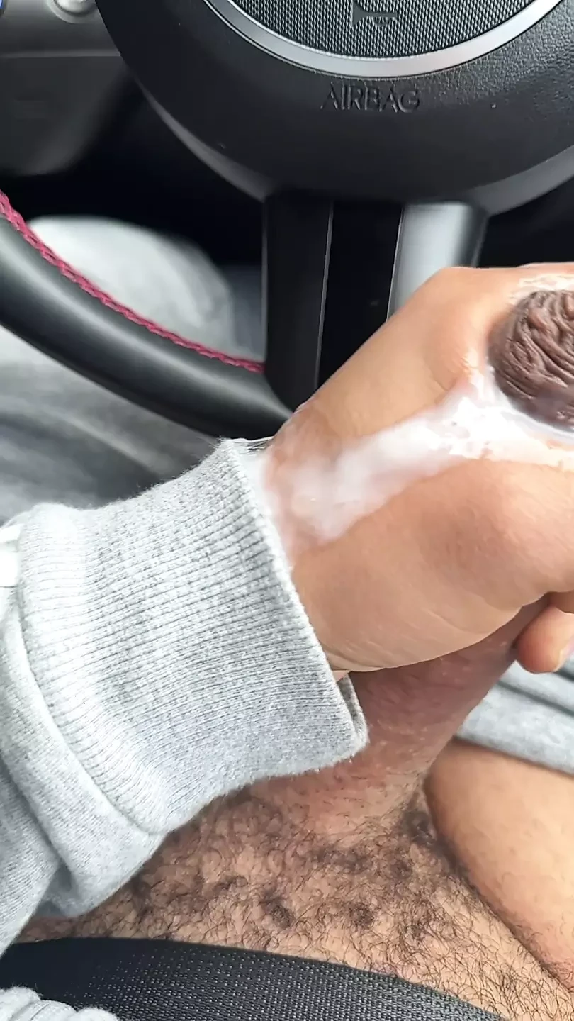 Azgın araba sürerken arabada mastürbasyon yapıyor