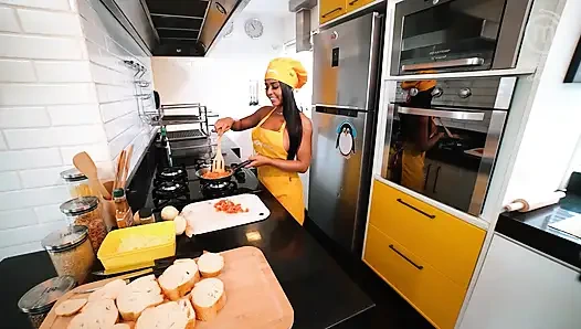 Горячие латины-лесбиянки готовят - SFW