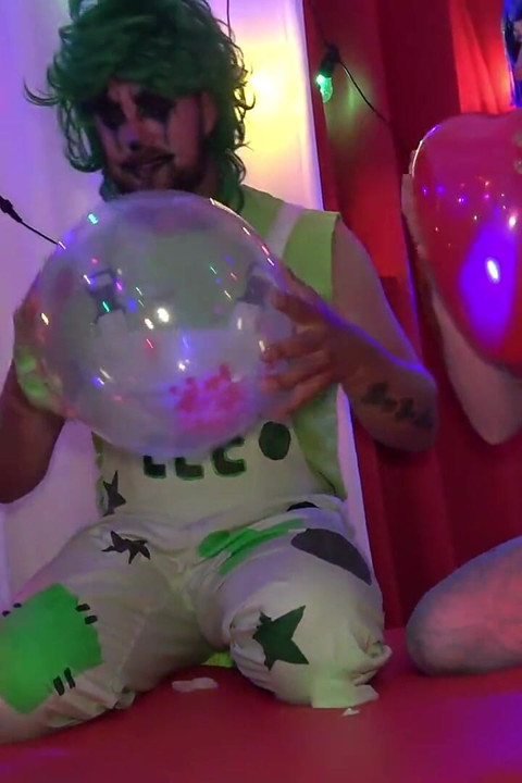 Fetish balon badut terangsang bermain