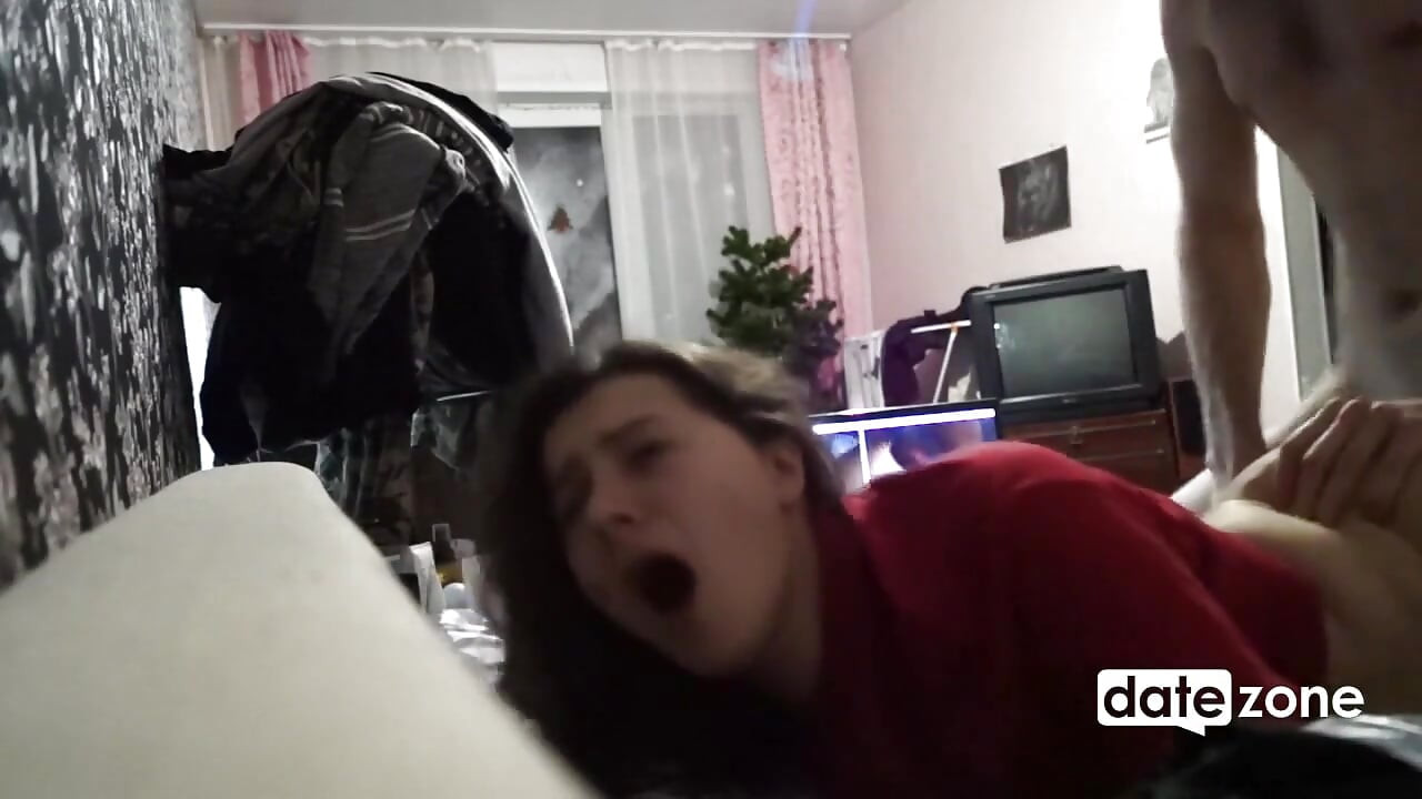 Cuplul de amatori s-a excitat uitându-se la porno și a început să se fută