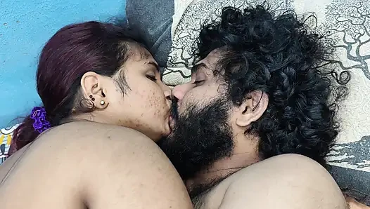 Çıplak romantizmde ateşli derin dudak kilidi