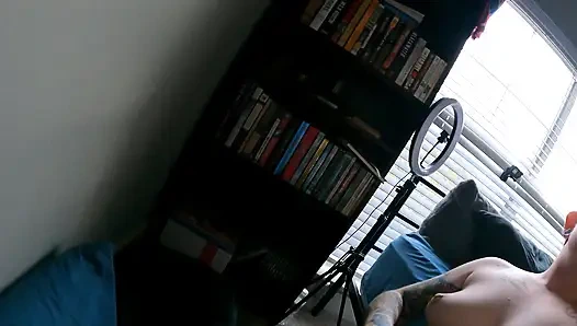 Minik dövmeli cüce gırtlağına kadar alıyor ve iki kez yutuyor