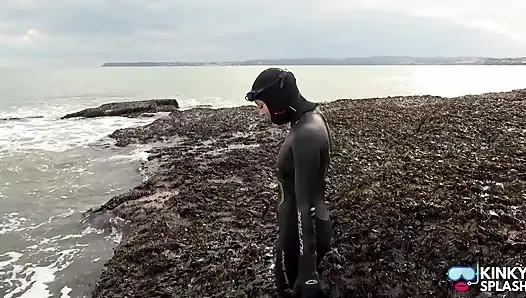 Rubbery beach encounter: lucy neoprene lagi asik main sama orang asing di pantai