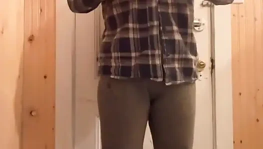 Hana принимает чашку воды, чистит ее киску в ванной