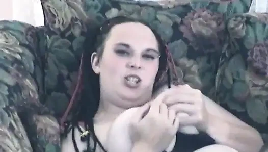 İri göğüslü dövmeli iri güzel kadın yarağa biniyor ve sonra boşalıyor