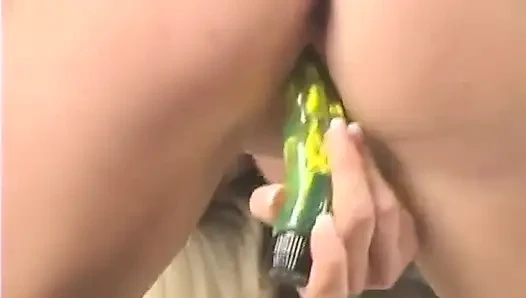 Kylie lagi asuh mainin vibratornya sampai muncrat