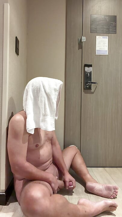 ช่วยตัวเองแก้ผ้าโดยสิ้นเชิงในทางเข้าของห้องโรงแรม