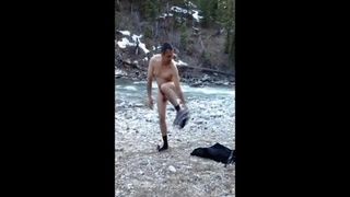 Stiefvader kleedt zich naakt uit bij de rivier