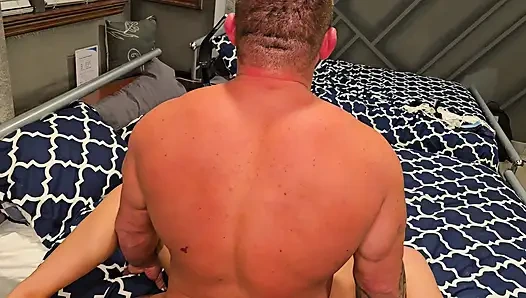 Cowok mungil asia ini muncrat di kontol besar pria kulit putih