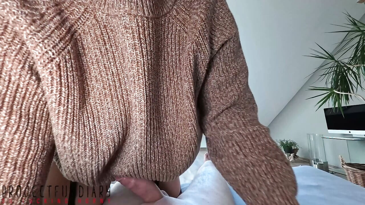 Dzika kowbojka w swetrze, pasie na szelkach, pończochach i wysokich obcasach jedzie na creampie - Projectfundiary