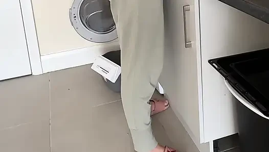 Dishes Vs. Full Bladder… I Lost Control and Piss in Pants