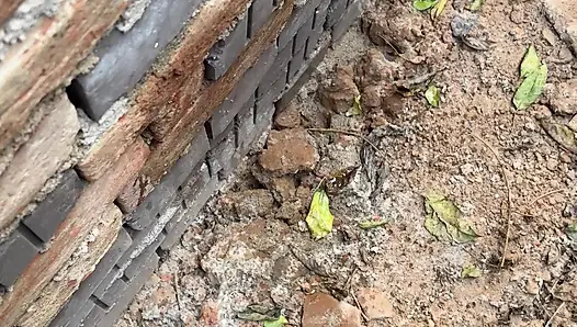 Hintli genç kız dışarı işiyor.