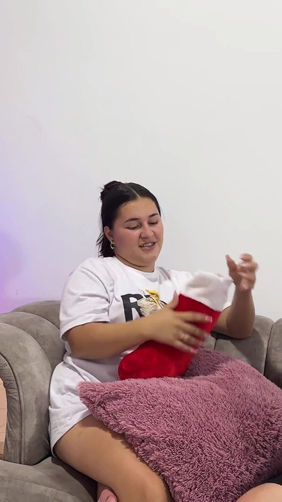 Kakak tiri saya terangsang setelah menerima penis besar saya sebagai hadiah Natal, kami akhirnya bercinta keras